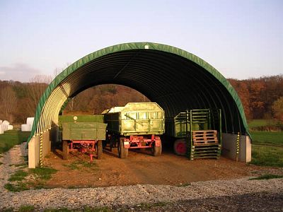 Unterstand für Anhänger und Materialien